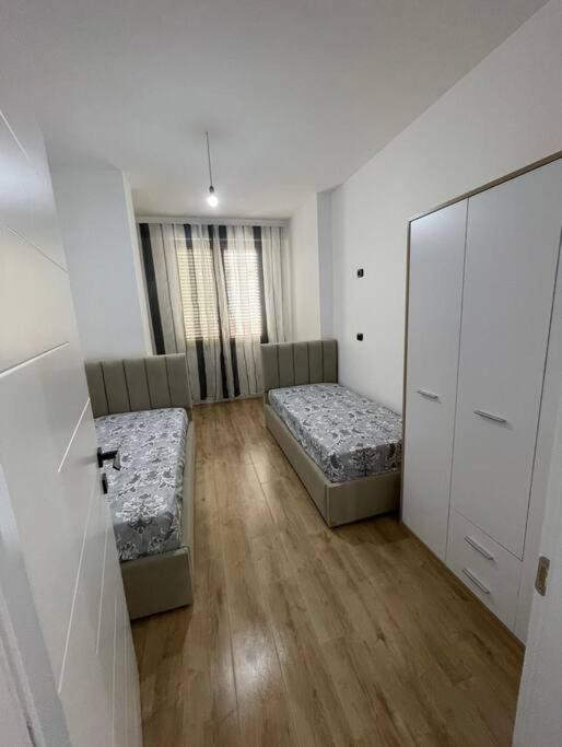 Avi - Daily Rent Apartment Tirana Esterno foto