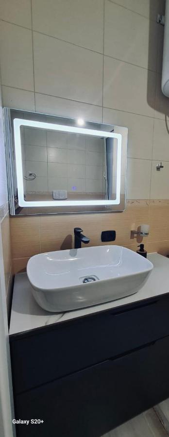 Avi - Daily Rent Apartment Tirana Esterno foto