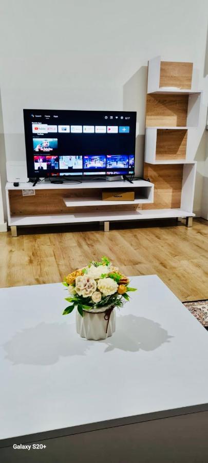 Avi - Daily Rent Apartment Tirana Esterno foto